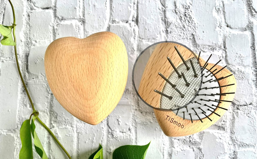 Titanium heart-shaped air cushion hair brush